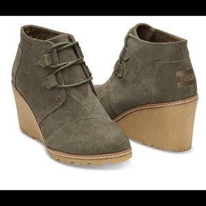 Toms size 8 olive green wedge